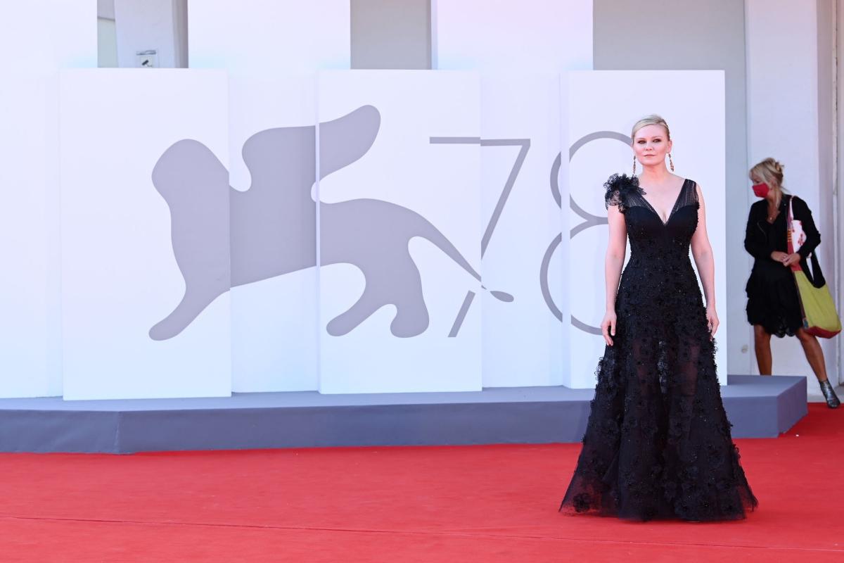 PowerOfTheDog_VenicePremiere04.jpg